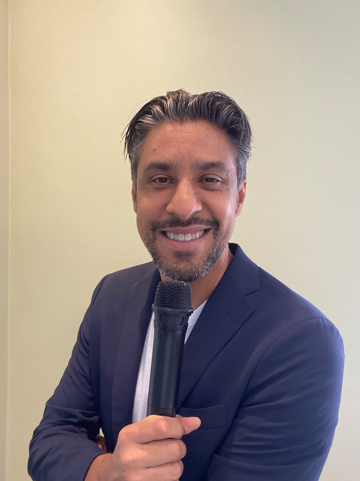 Leonardo Santo, fundador da Elevu Academy, segurando um microfone